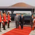 El miembro del Buró Político y miembro permanente del Secretariado del Comité Central del Partido Comunista de Vietnam, Tran Cam Tu, sale del aeropuerto Techo. (Foto: VNA)