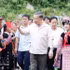 El secretario general del Partido Comunista de Vietnam y presidente del país, To Lam, junto con una delegación, asiste a la celebración del Día de todo el pueblo para la protección de la seguridad nacional en la aldea de Long Luong. (Foto: VNA)