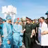 El teniente general Nguyen Duc Hung visita y anima a las fuerzas que llevan a cabo la tarea de excavar y recoger muestras de los restos de los mártires en el cementerio de los mártires de Mong Cai. (Foto: VNA)