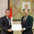 El embajador vietnamita en Yemen, Hoang Huu Anh, presenta copias de cartas credenciales a canciller de Yemen, Shaya Mohsin Zindani. (Foto: baoquocte.vn)