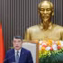 El primer ministro de Vietnam, Le Minh Hung, sostiene una conversación telefónica con su homólogo de Nueva Zelanda, Christopher Luxon.