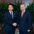 El secretario general del Partido Comunista y presidente de Vietnam, To Lam (derecha), y el ministro de Defensa de Japón, Shinjiro Koizumi.