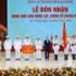 El primer ministro de Vietnam, Le Minh Hung, entrega el título “Héroe de las Fuerzas Armadas Populares” a la fuerza de seguridad pública de Hai Phong. (Foto: VNA)