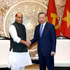 El secretario general del Partido Comunista y presidente de Vietnam, To Lam (derecha), recibe al ministro de Defensa de la India, Rajnath Singh.