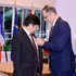 El embajador de Francia en Vietnam, Olivier Brochet, entrega la Orden Nacional del Mérito al profesor y doctor Le Danh Tuyen.