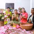 Los turistas experimentan la artesanía tradicional de infusionar té con flores de loto de Quang An. (Foto: VNA)