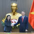 El primer ministro vietnamita, Le Minh Hung, recibe a la nueva embajadora de Estados Unidos en Vietnam, Jennifer Wicks. (Foto: Nhan Dan)