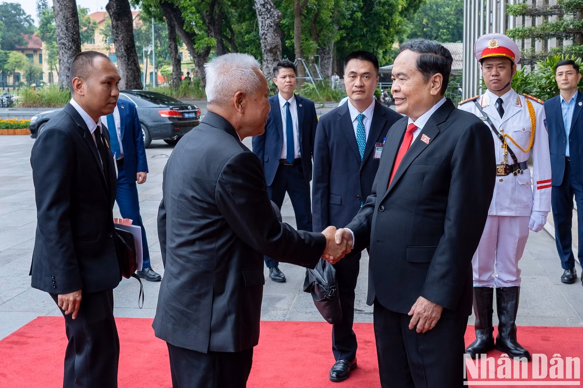 El presidente de la Asamblea Nacional de Vietnam, Tran Thanh Man, da la bienvenida al titular de la Asamblea Nacional y de la Cámara de Representantes de Tailandia, Sophon Zaram.