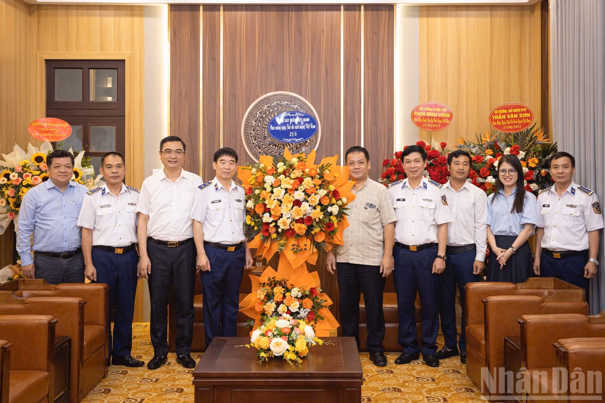 El teniente general Bui Quoc Oai, secretario del Comité del Partido y comisario político de la Policía Marítima de Vietnam, felicita al periódico Nhan Dan.