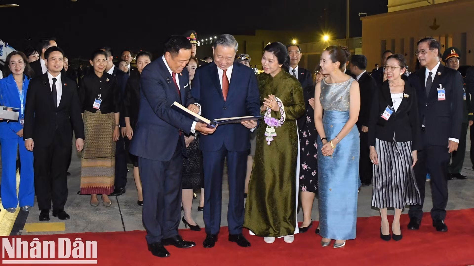 El secretario general del Partido Comunista y presidente de Vietnam, To Lam, y su esposa, reciben un álbum sobre su visita oficial a Tailandia del 27 al 29 de mayo de 2026, entregado por el primer ministro Anutin Charnvirakul y su esposa. (Foto: Nhan Dan)