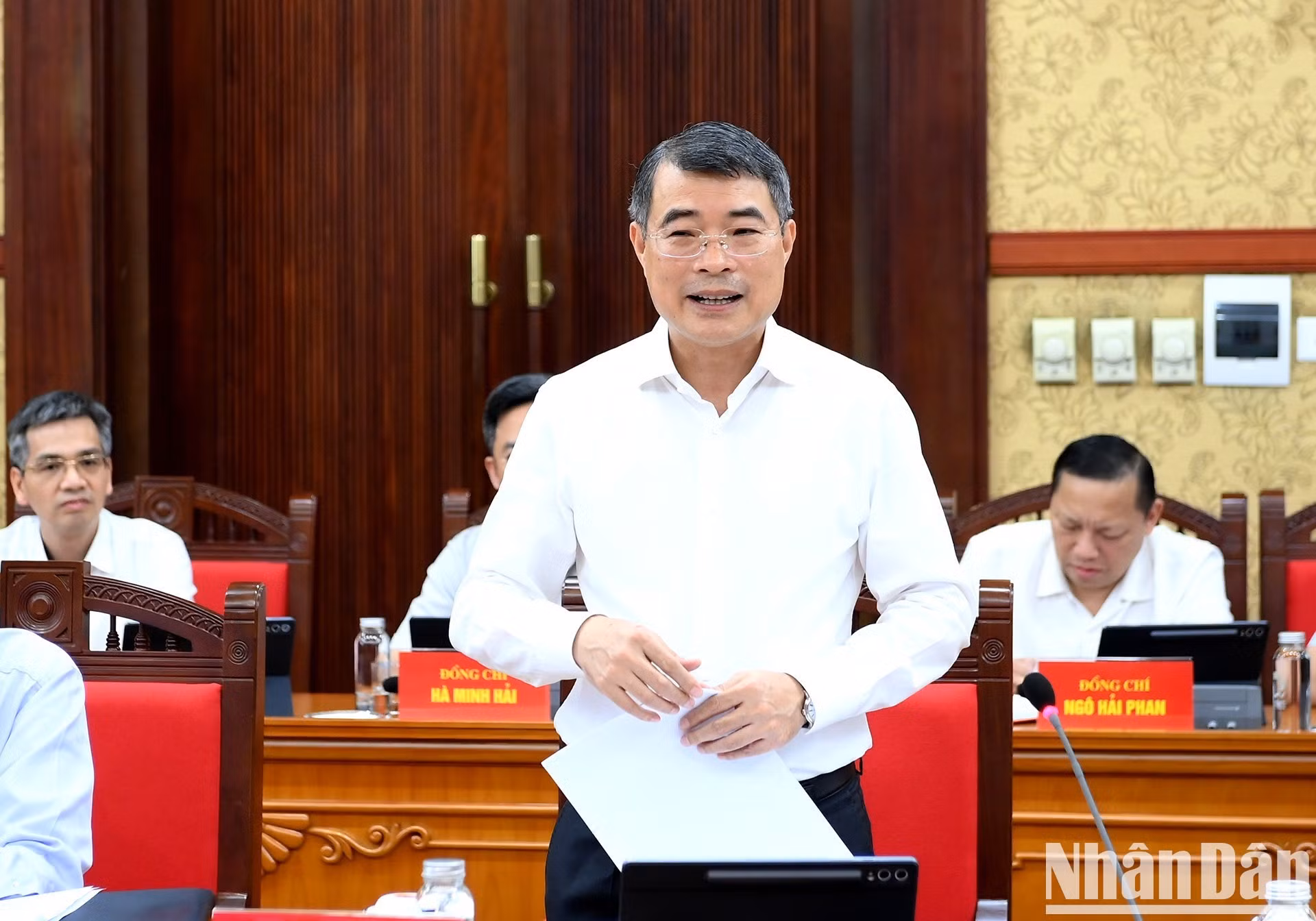 El primer ministro, Le Minh Hung, interviene en la reunión.