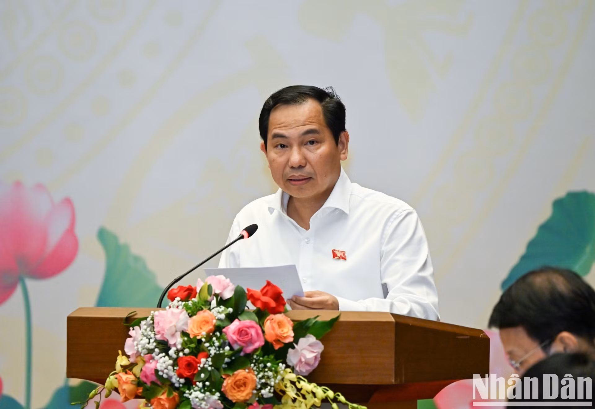 El secretario general del Parlamento, jefe de la Oficina de la ANV, Le Quang Manh, presenta un informe sobre los preparativos para la próxima cita.