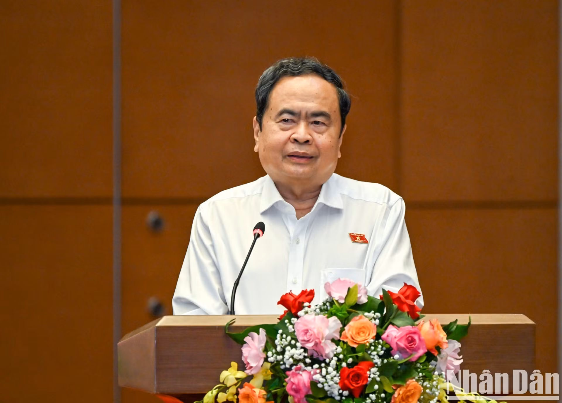 El dirigente legislativo Tran Thanh Man toma la palabra en la cita.