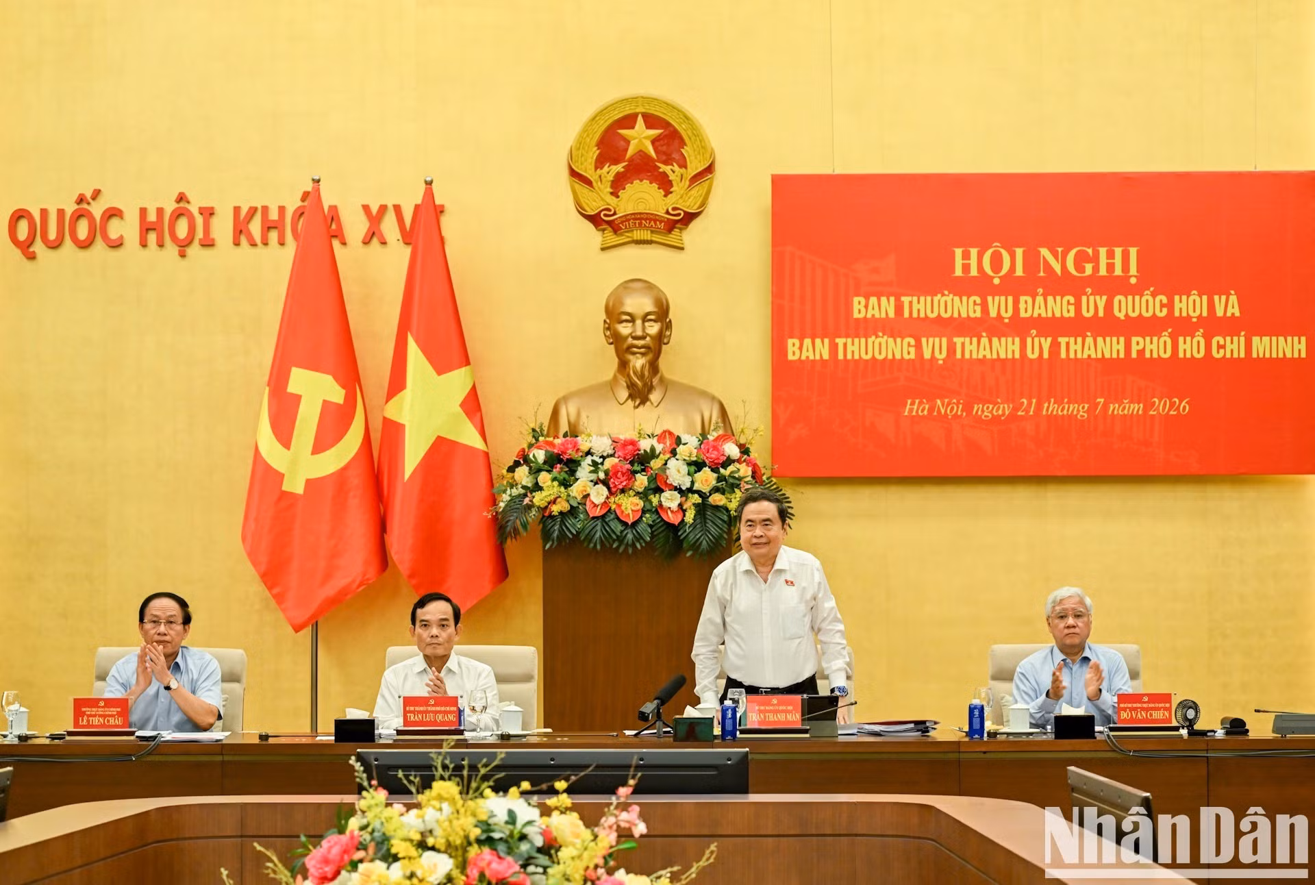 El secretario del Comité del Partido de la Asamblea Nacional vietnamita y presidente del Parlamento, Tran Thanh Man, preside la reunión. (Foto: Duy Linh)
