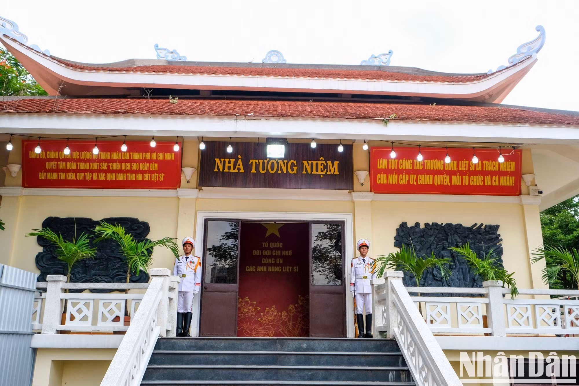 Frente al monumento dedicado al fallecido secretario general del Partido Comunista de Vietnam Tran Phu y la estela conmemorativa en honor a los caídos durante la Ofensiva General y el Levantamiento de la Primavera de 1968.