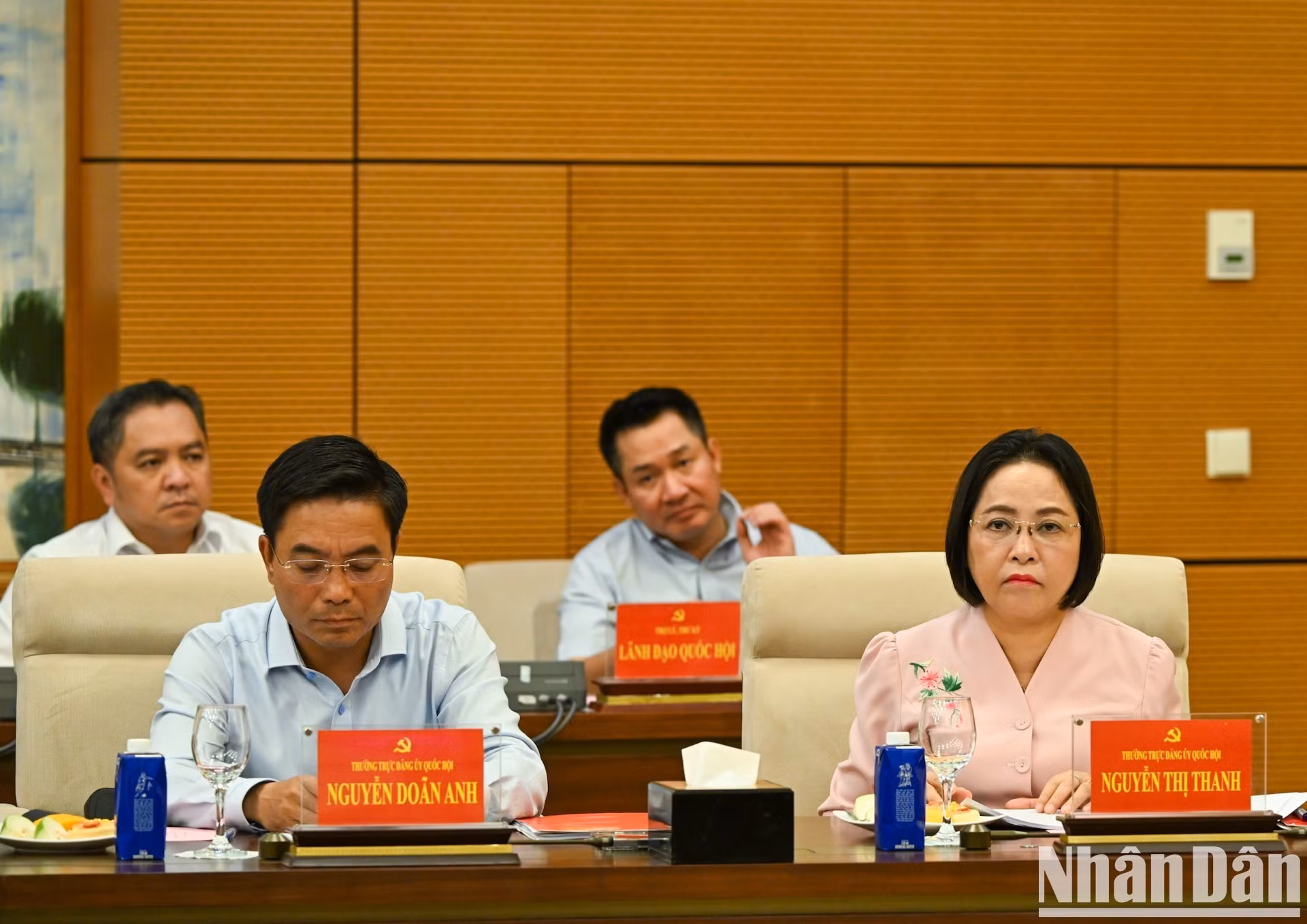 Los vicepresidentes de la Asamblea Nacional vietnamita y los delegados en la conferencia. (Foto: Duy Linh)