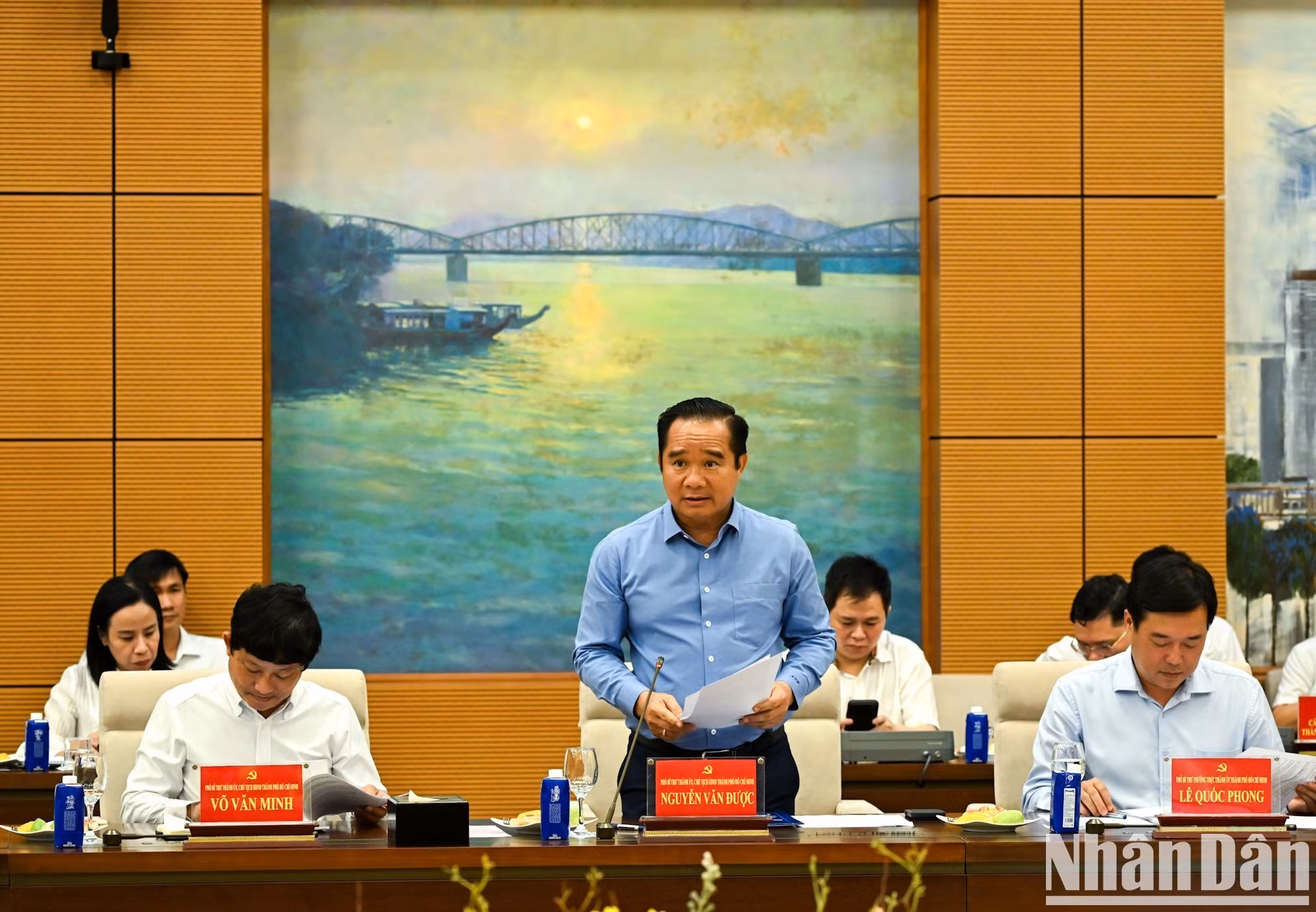 El presidente del Comité Popular de Ciudad Ho Chi Minh, Nguyen Van Duoc, presenta un informe. (Foto: Duy Linh)