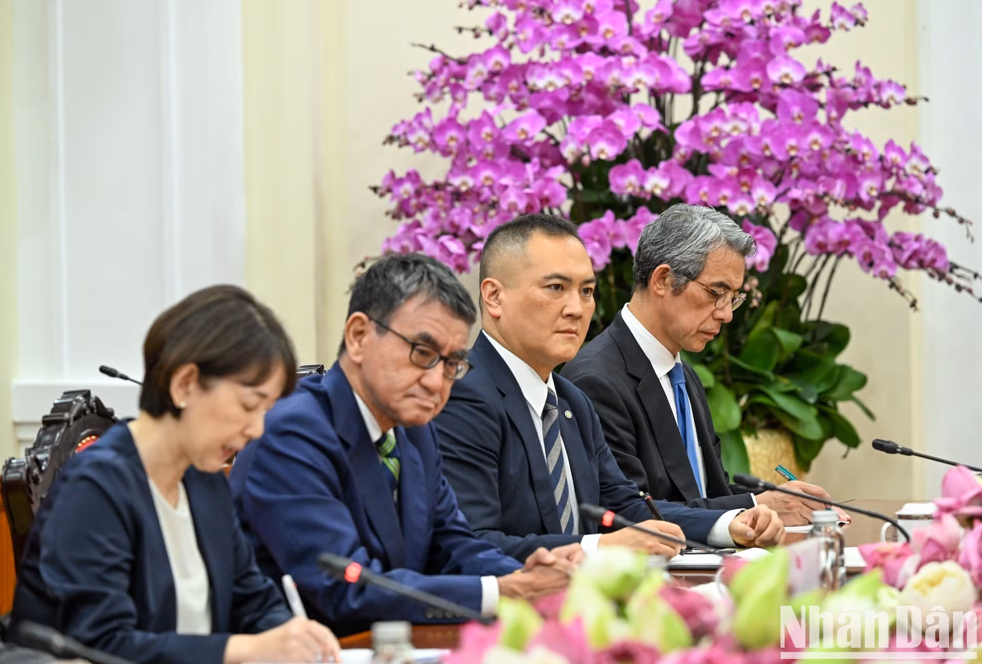 Los miembros de la delegación de alto nivel del Partido Liberal Democrático de Japón. (Foto: Duy Linh)