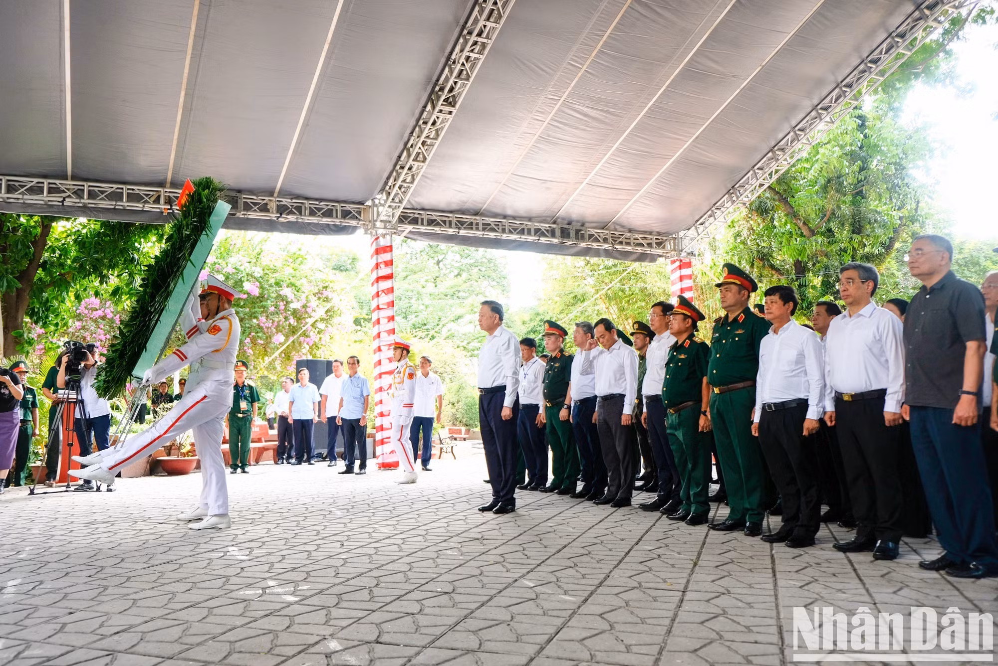 Los delegados rinden homenaje al difunto secretario general del Partido Tran Phu y de los héroes y mártires.
