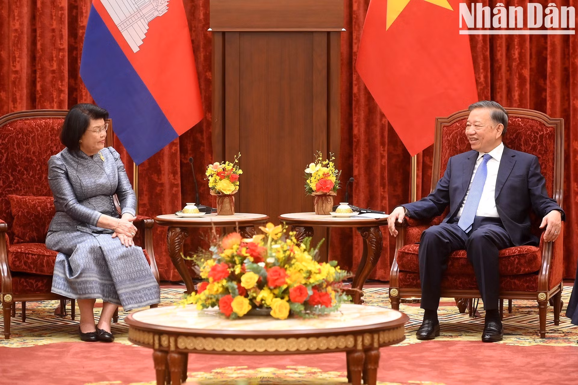 Vista de la reunión entre To Lam, secretario general del Partido Comunista y presidente de Vietnam, y Samdech Khuon Sudary, presidenta de la Asamblea Nacional de Camboya.