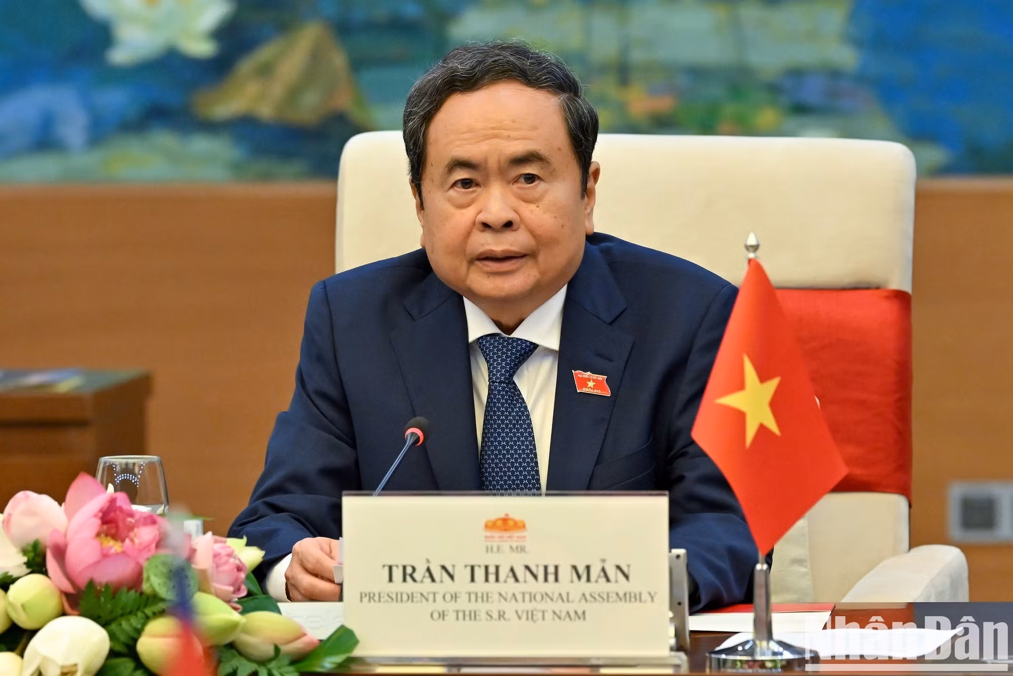 El presidente de la Asamblea Nacional de Vietnam, Tran Thanh Man, dialoga con su par de Camboya.