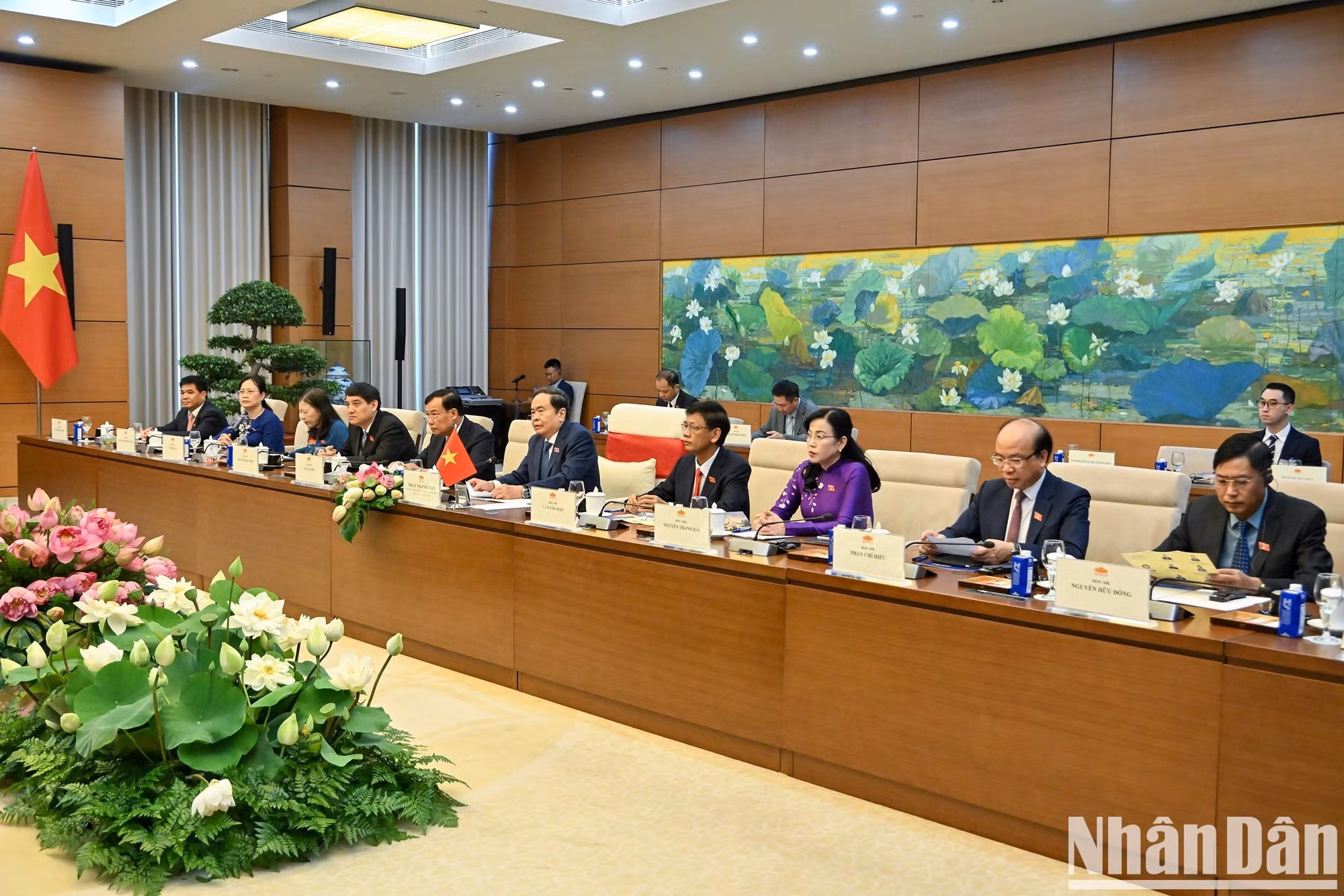 Thanh Man y delegados vietnamitas en la cita.