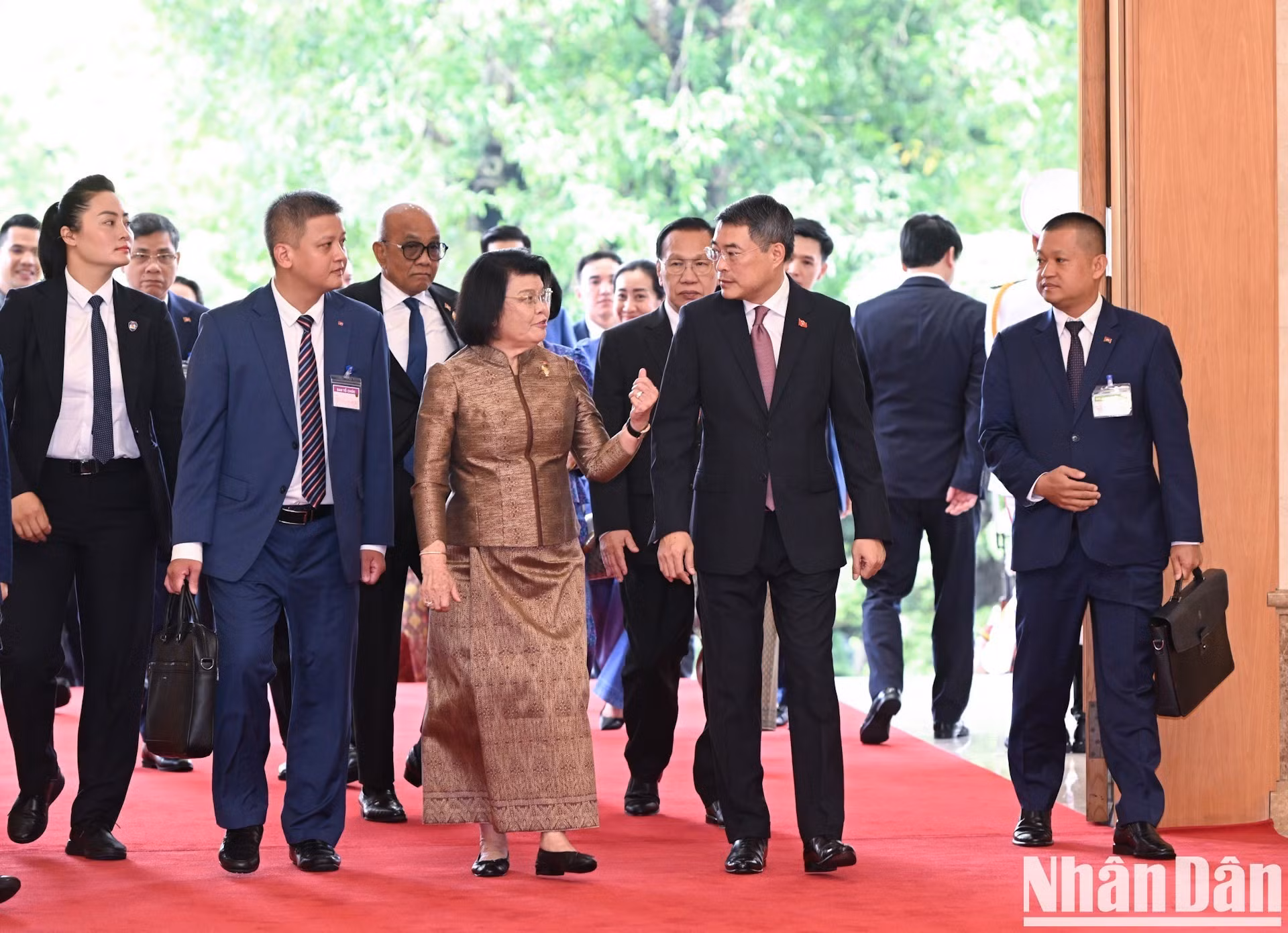 El primer ministro de Vietnam, Le Minh Hung, recibe a la presidenta de la Asamblea Nacional de Camboya, Samdech Khuon Sudary.