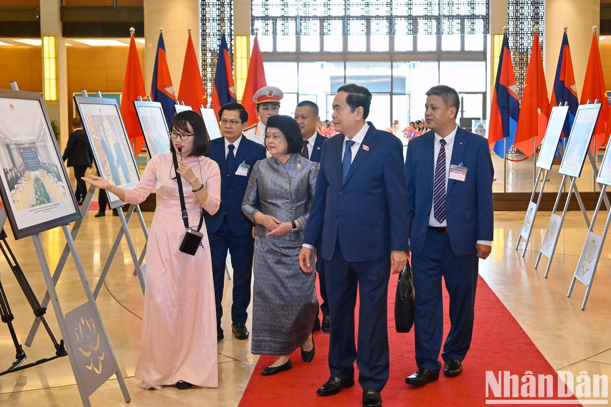 Los dos jefes parlamentarios recorren una exposición in situ sobre las relaciones Vietnam-Camboya.