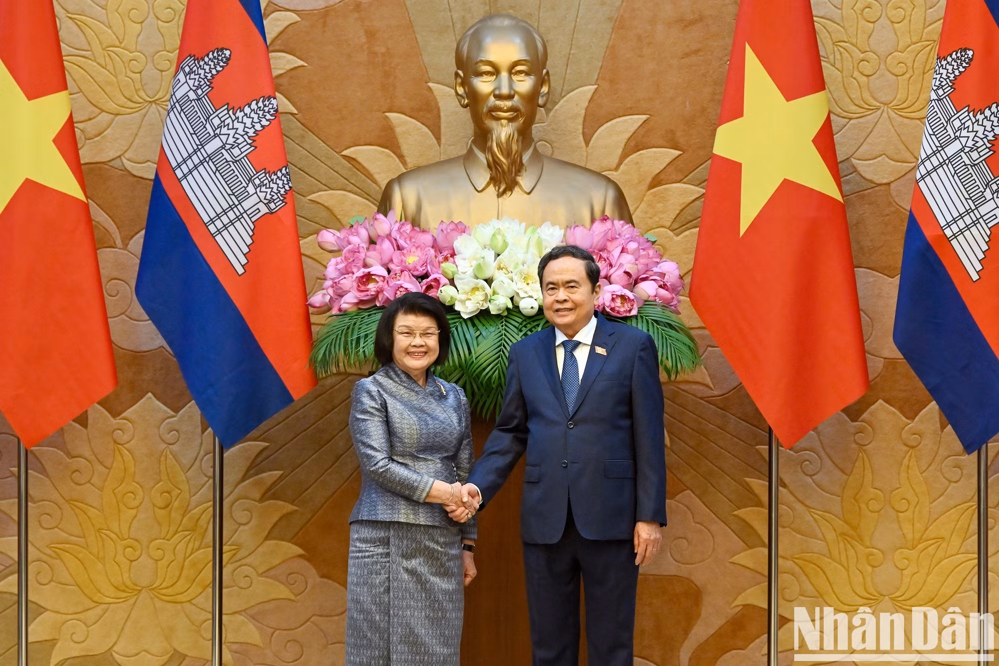 El presidente de la Asamblea Nacional de Vietnam, Tran Thanh Man, y su homóloga camboyana, Samdech Khuon Sudary.