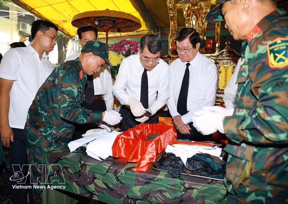 El primer ministro Le Minh Hung, junto con las fuerzas participantes en la recuperación de los restos de mártires en el parque Le Thi Rieng, en Ciudad Ho Chi Minh. (Foto: VNA)