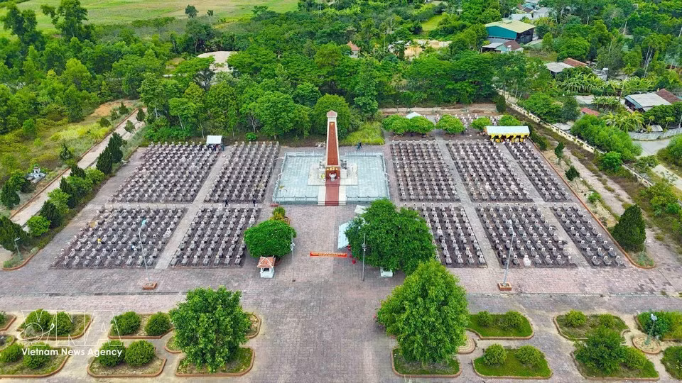 El Cementerio de los Mártires de Huong Khe, lugar de descanso eterno de más de 750 mártires, entre ellos 84 cuyas tumbas aún no han podido ser identificadas. (Foto: VNA)