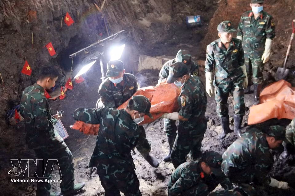 Despliegue de las labores de búsqueda, excavación y recuperación de los restos de mártires en el parque Le Thi Rieng, en Ciudad Ho Chi Minh. (Foto: VNA)