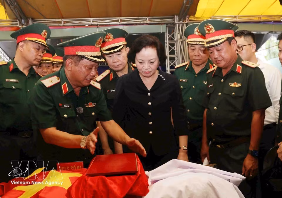 La viceprimera ministra Pham Thi Thanh Tra, jefa del Comité Directivo Nacional para la búsqueda, recuperación e identificación de los restos de los mártires, examina los primeros objetos personales hallados durante esas labores. (Foto: VNA)