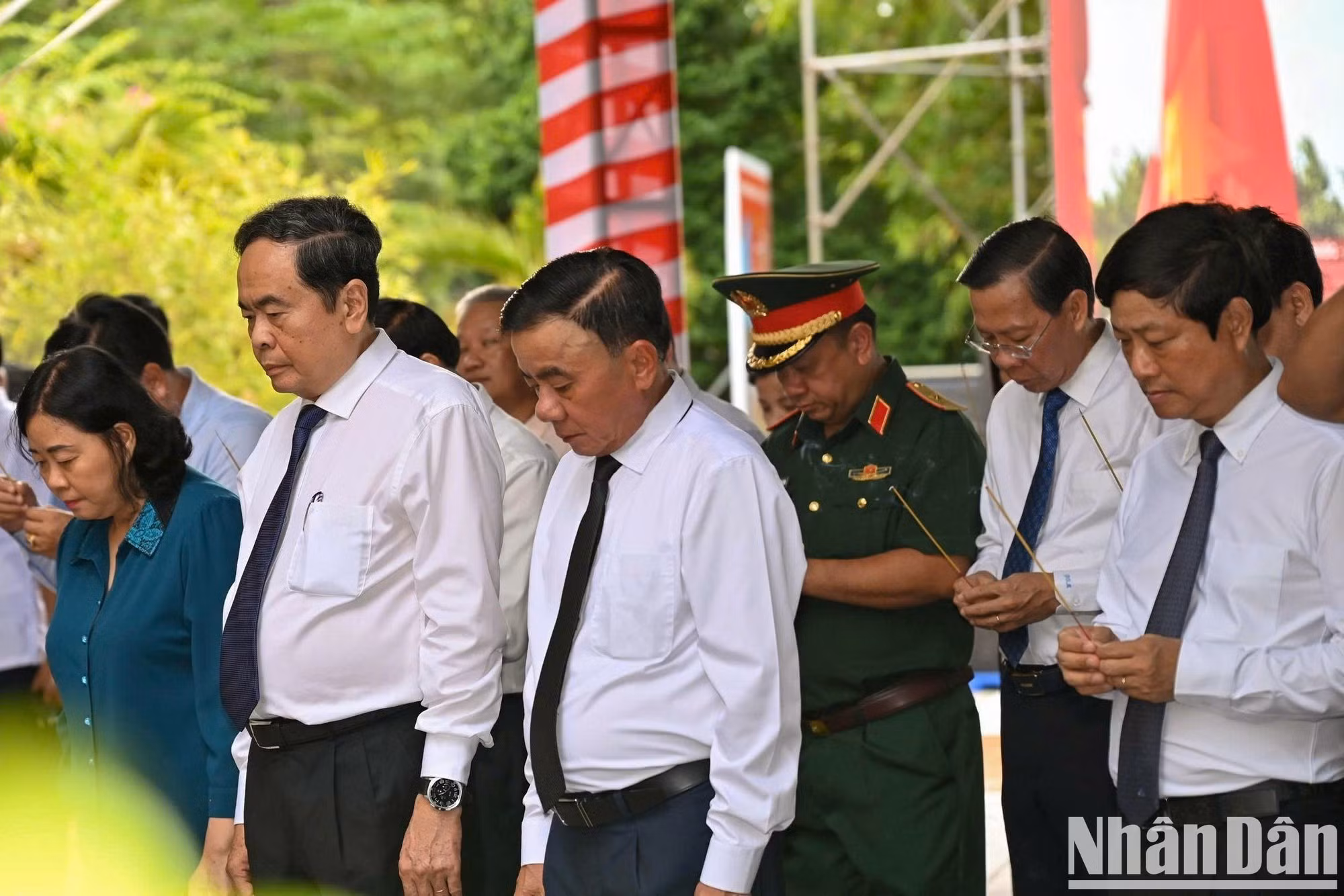 En un ambiente solemne, el presidente de la Asamblea Nacional, Tran Thanh Man, y los delegados ofrecen flores e incienso ante el monumento dedicado al difunto secretario general Tran Phu y la estela conmemorativa de los héroes y mártires de la Ofensiva General y el Levantamiento de la Primavera de 1968.