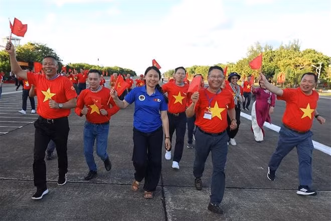 Vietnamitas residentes en el extranjero participan en el programa "Caminando por el querido Truong Sa". Foto: VNA Vietnamitas residentes en el extranjero participan en el programa "Caminando por el querido Truong Sa". Foto: VNA