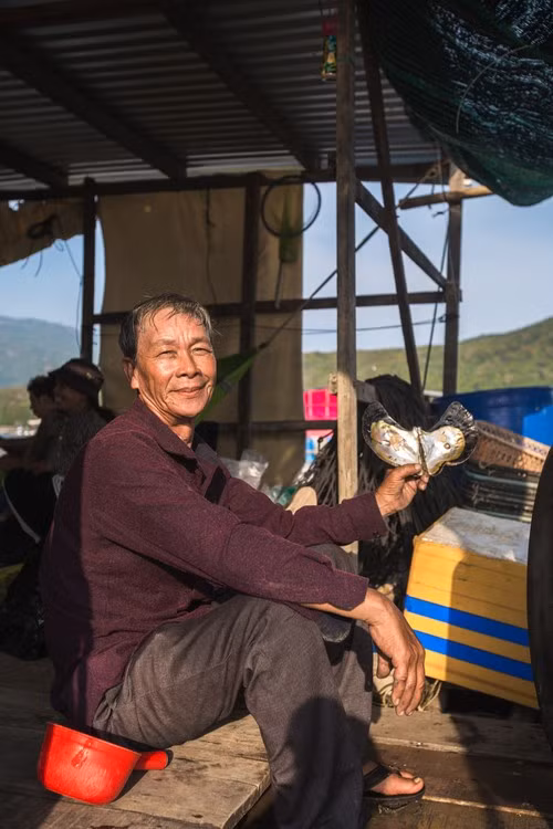 El proyecto de cooperación en investigación entre el ACIAR y Vietnam para desarrollar el sector del cultivo de perlas mabé ayudará a los pequeños productores a mejorar sus medios de vida mediante su participación en nuevas cadenas de valor de la acuicultura. (Foto: ACIAR)