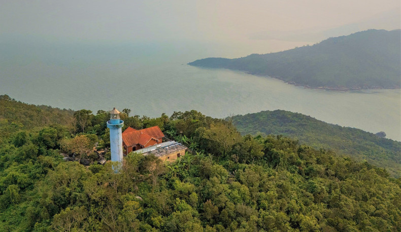 El faro en la cima de la isla de Son Cha. El faro en la cima de la isla de Son Cha.