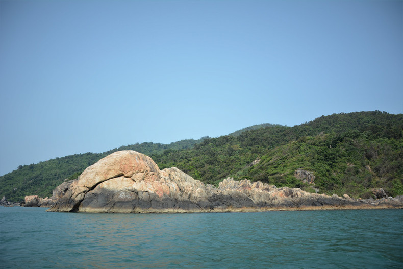 La playa rocosa, que se adentra en el mar como un brazo gigante, realza la belleza salvaje e imponente del lugar, haciendo imposible que los visitantes aparten la mirada de la majestuosidad de la naturaleza. La playa rocosa, que se adentra en el mar como un brazo gigante, realza la belleza salvaje e imponente del lugar, haciendo imposible que los visitantes aparten la mirada de la majestuosidad de la naturaleza.