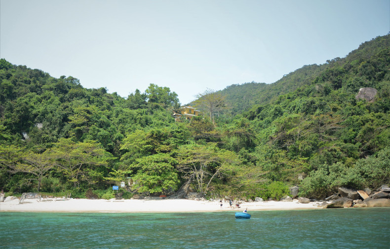 La isla de Son Cha posee arena blanca y fina, junto a aguas cristalinas, donde se esconden brillantes arrecifes de coral, creando una belleza fascinante. La isla de Son Cha posee arena blanca y fina, junto a aguas cristalinas, donde se esconden brillantes arrecifes de coral, creando una belleza fascinante.