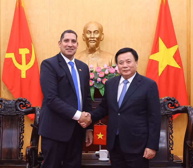 El miembro del Buró Político, director de la Academia Nacional de Política Ho Chi Minh y presidente del Consejo Teórico Central, Nguyen Xuan Thang y embajador de Suecia en Vietnam, Johan Ndisi. (Foto: VNA)