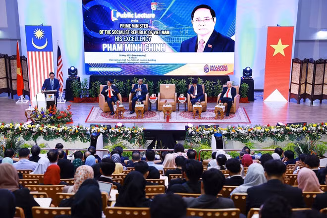 El primer ministro vietnamita, Pham Minh Chinh, habla en el evento. El primer ministro vietnamita, Pham Minh Chinh, habla en el evento.