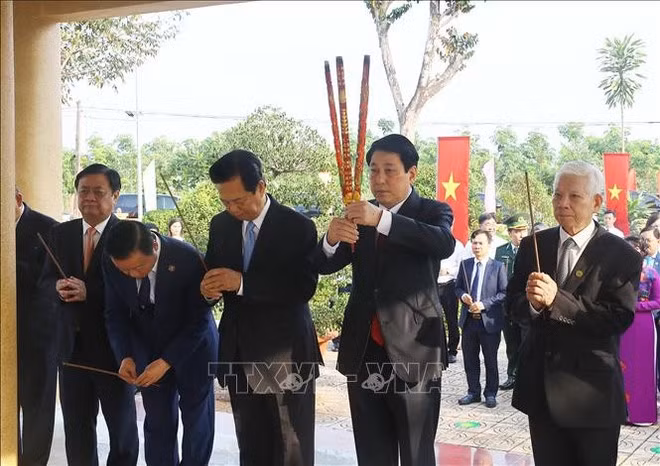El presidente Luong Cuong y los delegados ofrecen inciensos en homenaje a los mártires heroicos. (Foto: VNA) El presidente Luong Cuong y los delegados ofrecen inciensos en homenaje a los mártires heroicos. (Foto: VNA)