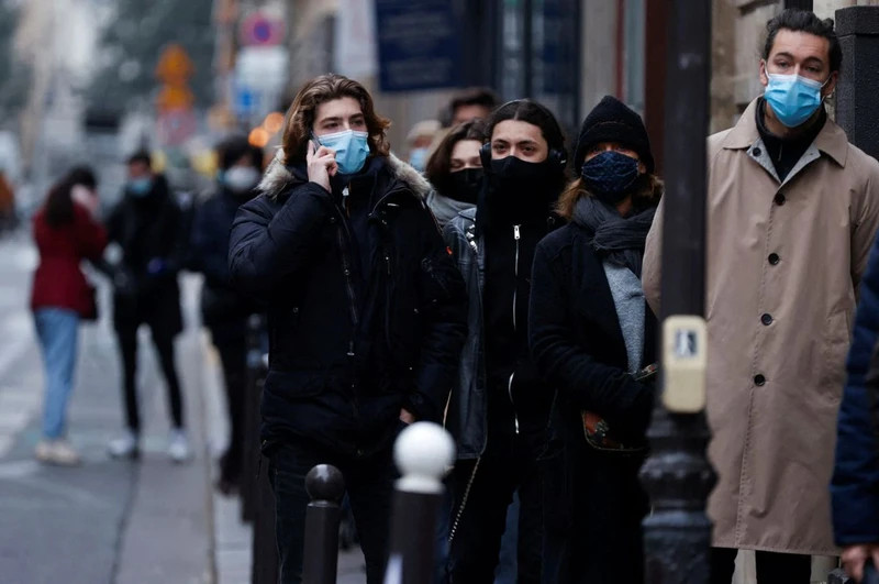Gente haciendo cola para la prueba de detección de Covid-19 en París el 23 de diciembre de 2021. (Fotografía: REUTERS)