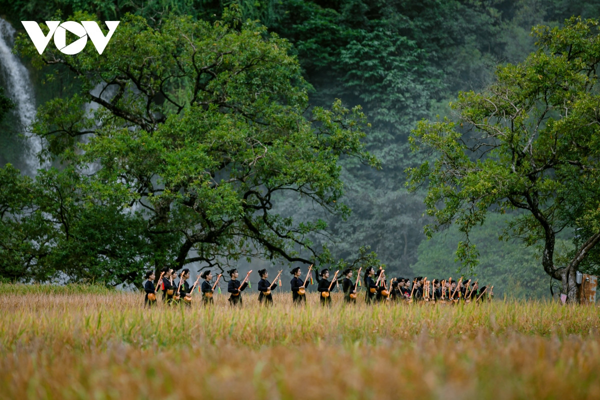 El río Quay Son tiene una belleza apacible y tranquila, pero está lleno de vitalidad. No sólo riega los arrozales, sino que embellece el paisaje natural de Cao Bang.