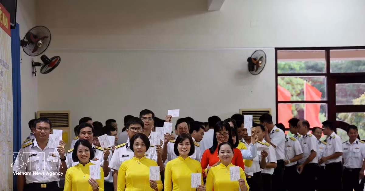 Votantes de la zona especial de Truong Sa participan en la jornada electoral nacional. (Fuente: VNA)