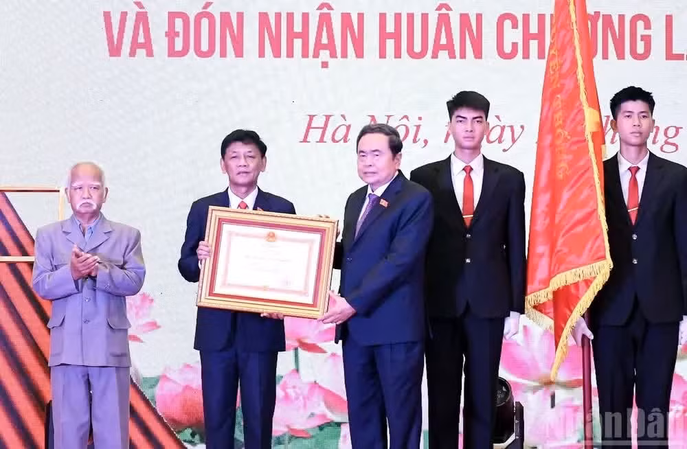 El presidente de la Asamblea Nacional, Tran Thanh Man, entrega la condecoración al Consejo de Nacionalidades. 