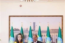 La embajadora de Vietnam en Tanzania, concurrente en Addis Abeba, Vu Thanh Huyen, y el presidente de Etiopía, Taye Atske Selassie. (Fuente: VNA)