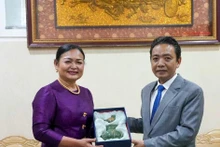 El viceministro de Cultura, Deportes y Turismo de Vietnam Hoang Dao Cuong recibe a la secretaria de Estado del Ministerio de Cultura y Artes de Camboya, Lundi Sannnara.