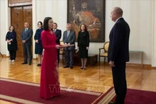 La embajadora de Vietnam, Nguyen Thi Minh Nguyet, presenta sus cartas credenciales al presidente búlgaro, Rumen Radev. (Foto: VNA)