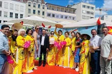 La alcaldesa de Augsburgo, Eva Weber, y representantes vietnamitas toman foto de recuerdo. (Fuente: VNA)